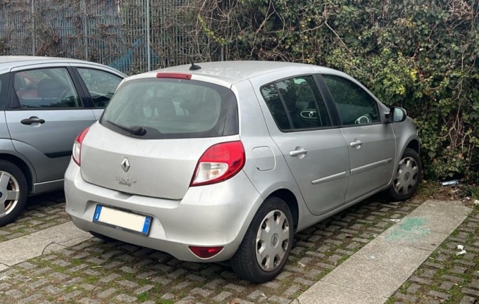 Auto vandalizzate nel parcheggio dietro alla stazione