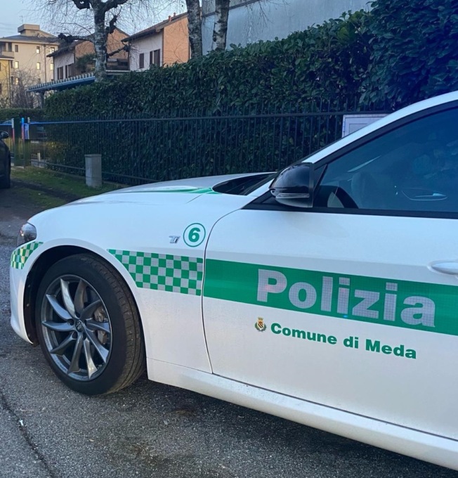 Passa col semaforo rosso e svolta a destra in controsenso, inseguita dai vigili dice: “Scusate, so guidare solo a Cesano”