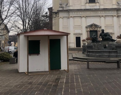 Senzatetto dorme nella casetta di Babbo Natale