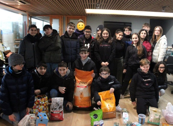 I ragazzi delle medie in visita al rifugio Enpa adottano il caprone Derek