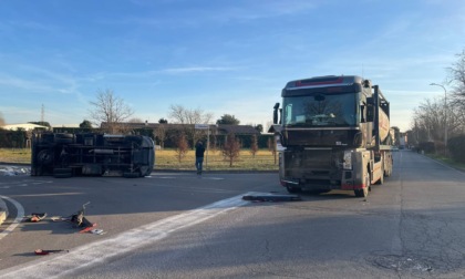 Incidente a Meda tra un furgone e un autocarro: alcoltest per i conducenti