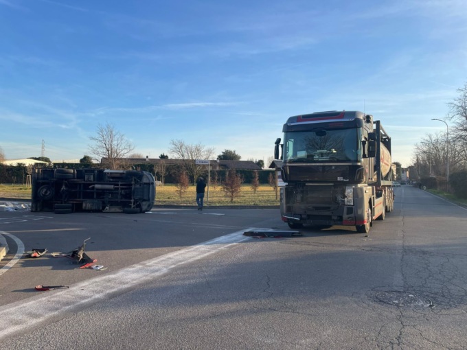 Incidente a Meda tra un furgone e un autocarro: alcoltest per i conducenti