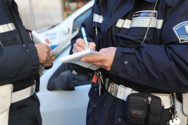 Insultò i vigili, risarcisce il Comune di Lentate con 400 euro