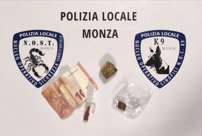 Spacciavano fuori da scuola: due denunciati
