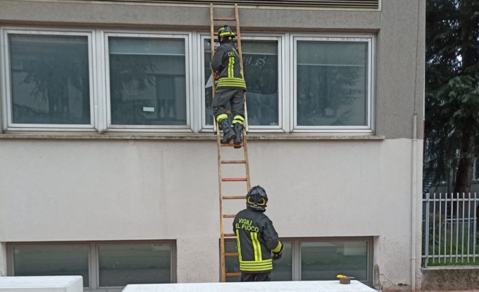 Sassi contro le finestre della scuola