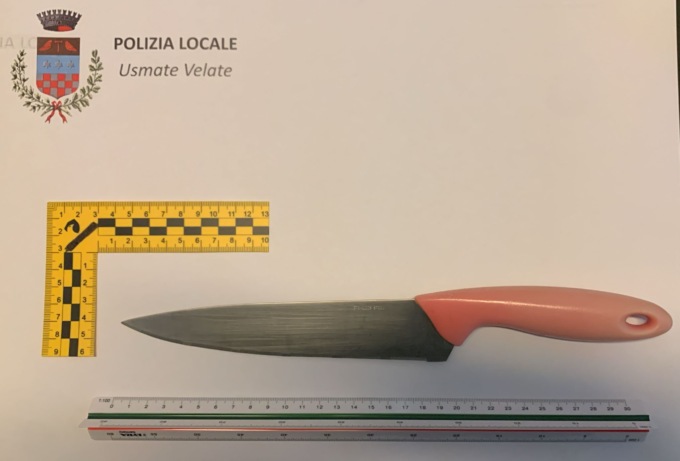 Semina il panico per strada con un coltello: preso e disarmato dalla Polizia locale