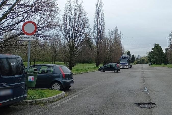 Stop agli incontri a luci rosse al cimitero: di sera il parcheggio diventa off limits