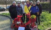 Lesmo: una bicicletta rossa realizzata a maglia per omaggiare tutte le donne