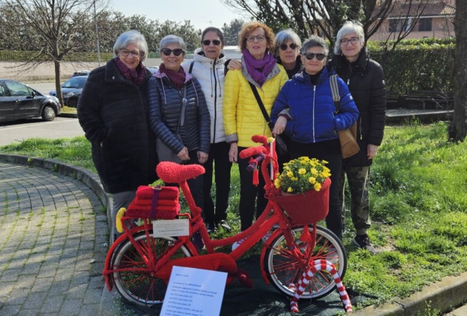 Lesmo: una bicicletta rossa realizzata a maglia per omaggiare tutte le donne