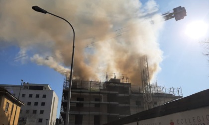 A fuoco il sottotetto di una palazzina in costruzione