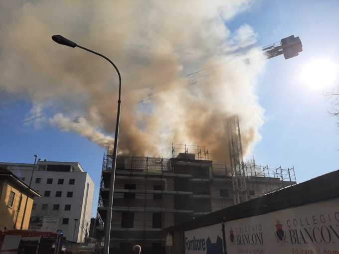 A fuoco il sottotetto di una palazzina in costruzione