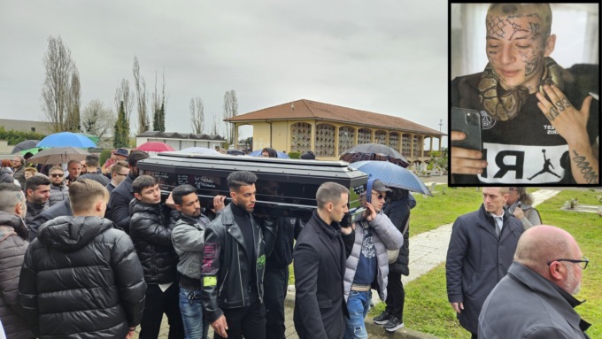Striscioni, applausi e lacrime: l’ultimo saluto a Jordan Jeffrey