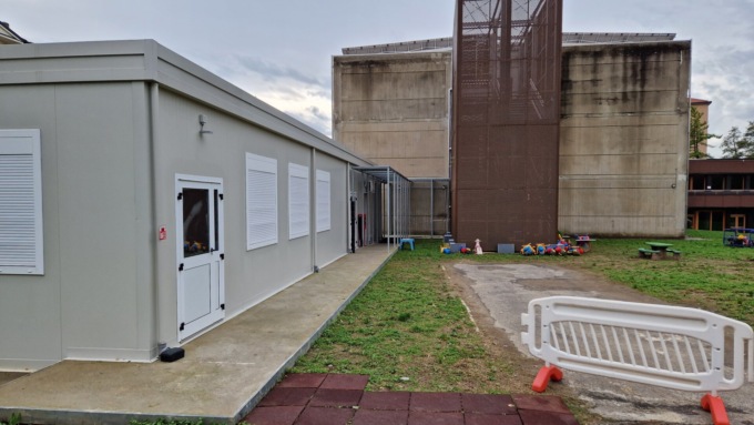 Asilo Tagliabue, il prefabbricato verrà reso più bello e accogliente dai bimbi con l’aiuto del “pittore dei Navigli”