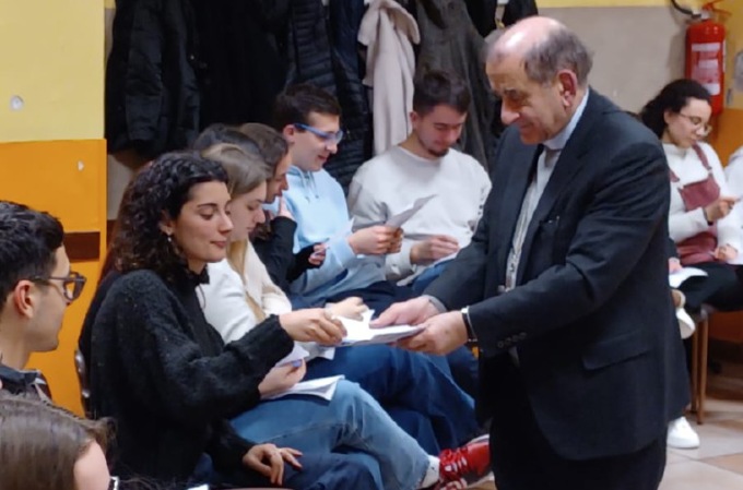 L’Arcivescovo Delpini ha donato una pagina del Vangelo ai giovani del decanato