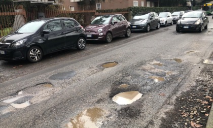 Strade come groviera a Desio, è protesta