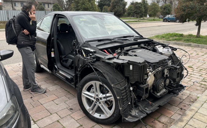 Auto cannibalizzata in via Miglio: «Mi hanno spolpato la macchina»
