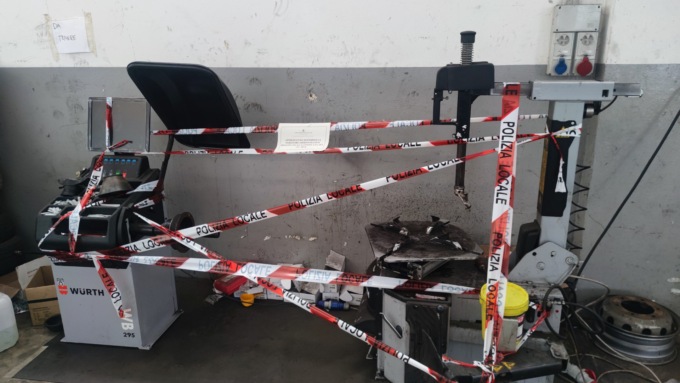 Riparavano e stoccavano pneumatici senza autorizzazione, macchinari confiscati e multa