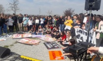 Un flash mob per dire «no» alla mafia: gli studenti a fianco di don Luigi Merola