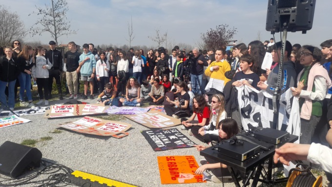 Un flash mob per dire «no» alla mafia: gli studenti a fianco di don Luigi Merola