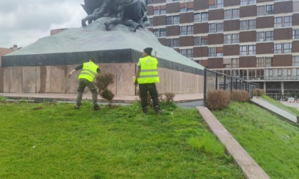 Iniziata la sistemazione del verde attorno al monumento di Piazza Trento e Trieste