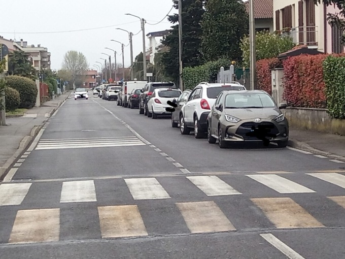 “Ogni giorno rischiamo di fare incidenti”, i residenti di via Carducci lanciano un appello al Comune