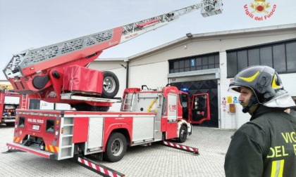 Incendio sul tetto di un'azienda, in azione nove mezzi dei vigili del fuoco