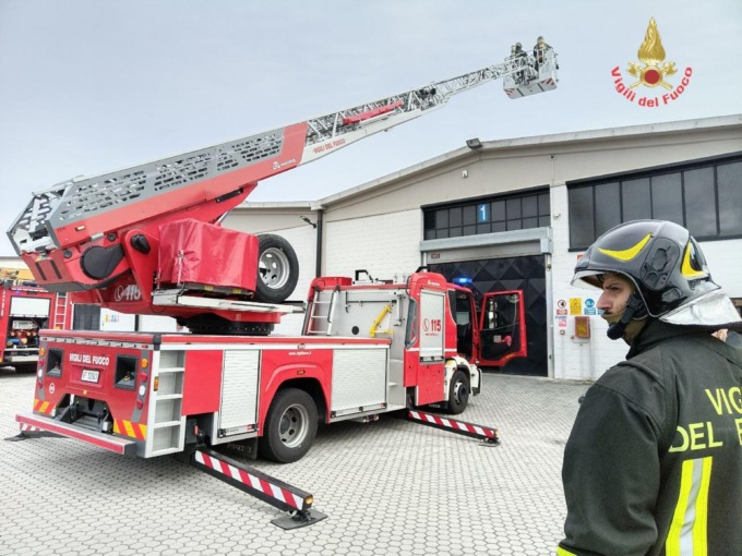 Incendio sul tetto di un’azienda, in azione nove mezzi dei vigili del fuoco