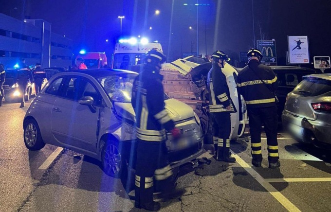 Incidente con ribaltamento alle Torri Bianche, soccorsi tre giovani