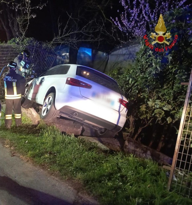 Finiscono fuori strada e abbattono una cancellata: paura per tre giovanissimi