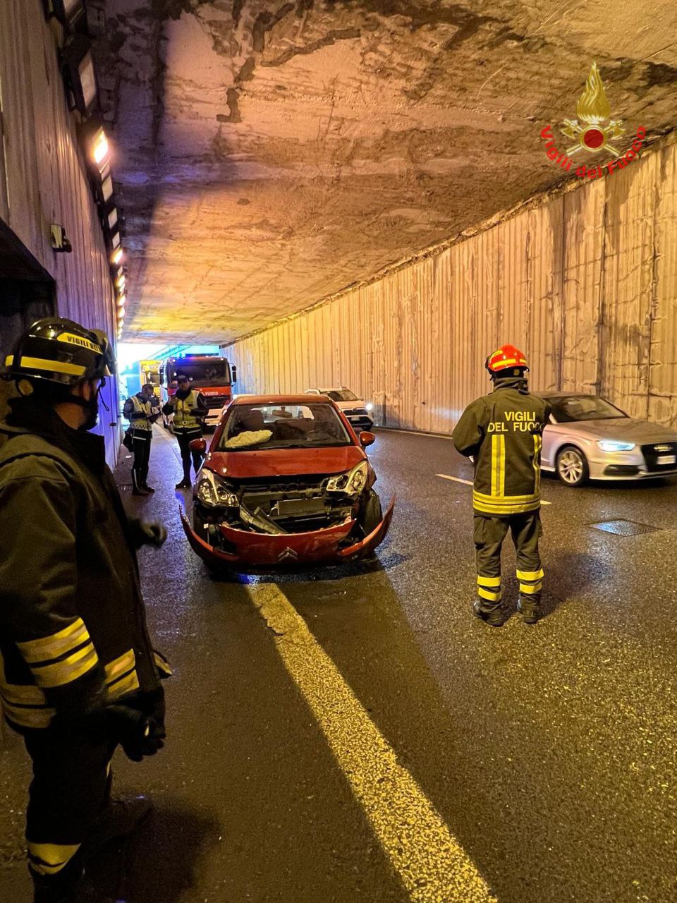 Monza auto contro tir galleria viale Fermi ambulanza Vigili del fuoco