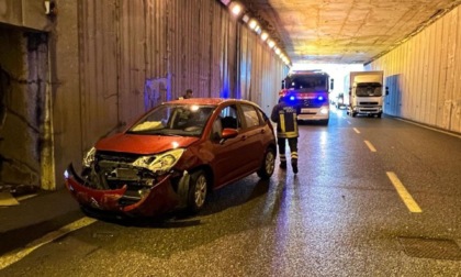 Auto contro un Tir e poi contro il muro della galleria