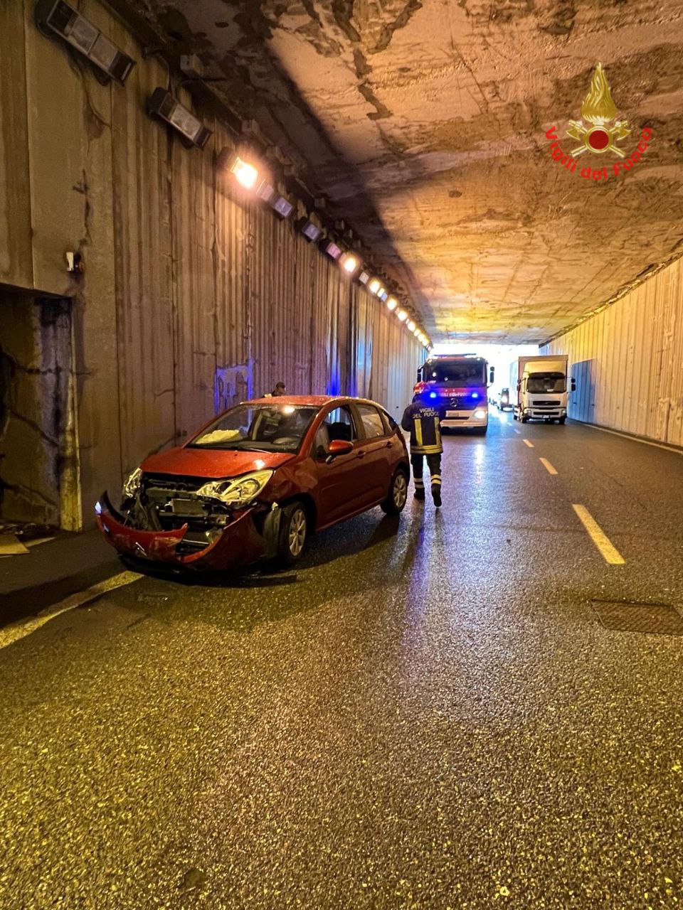 Monza auto contro tir galleria viale Fermi ambulanza Vigili del fuoco