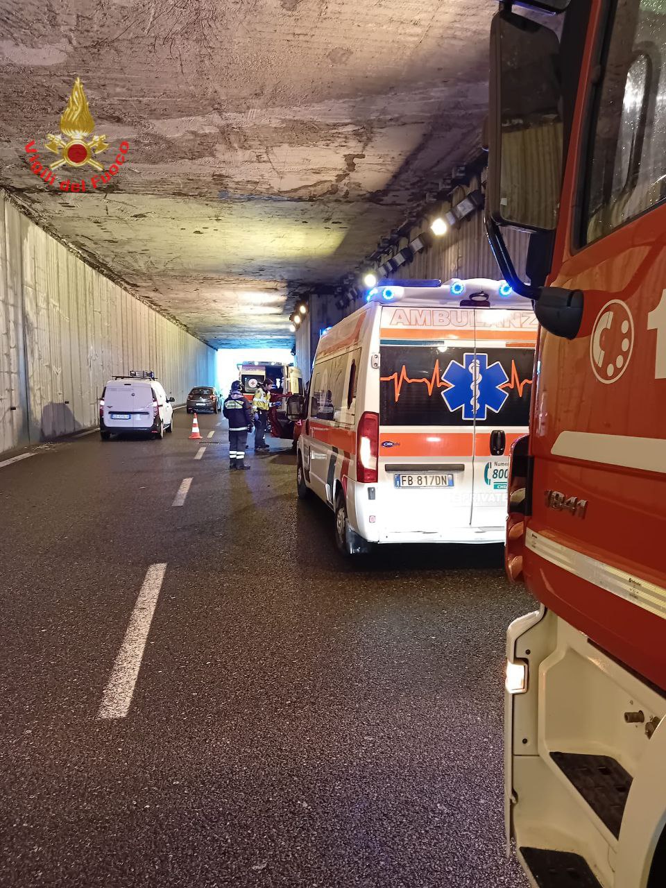 Monza auto contro tir galleria viale Fermi ambulanza Vigili del fuoco