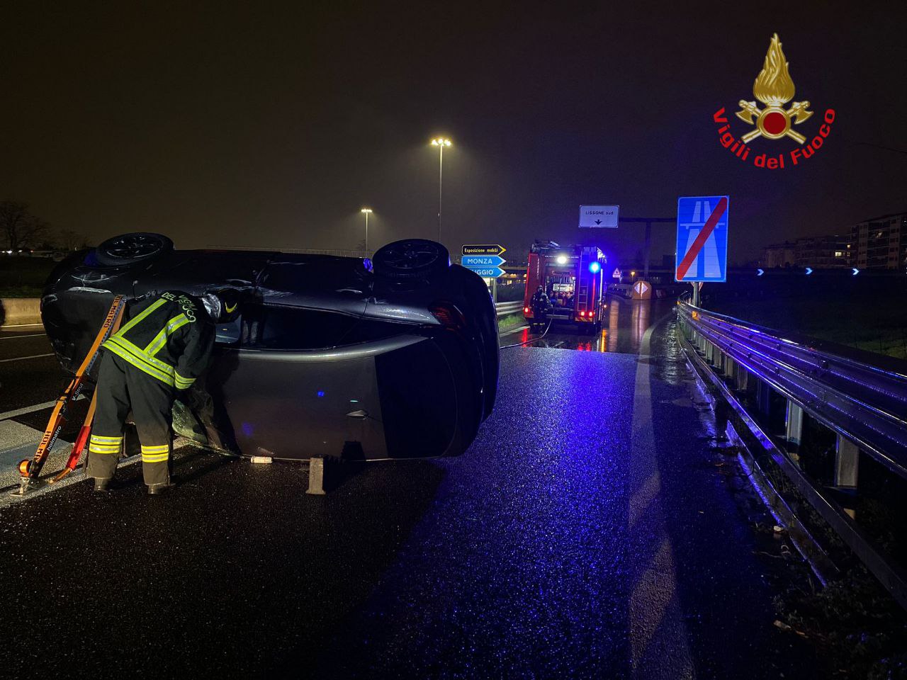 Monza incidente Valassina vigili del fuoco auto si ribalta