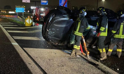 Dopo lo scontro, un'auto si ribalta