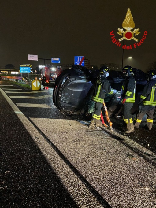 Dopo lo scontro, un’auto si ribalta