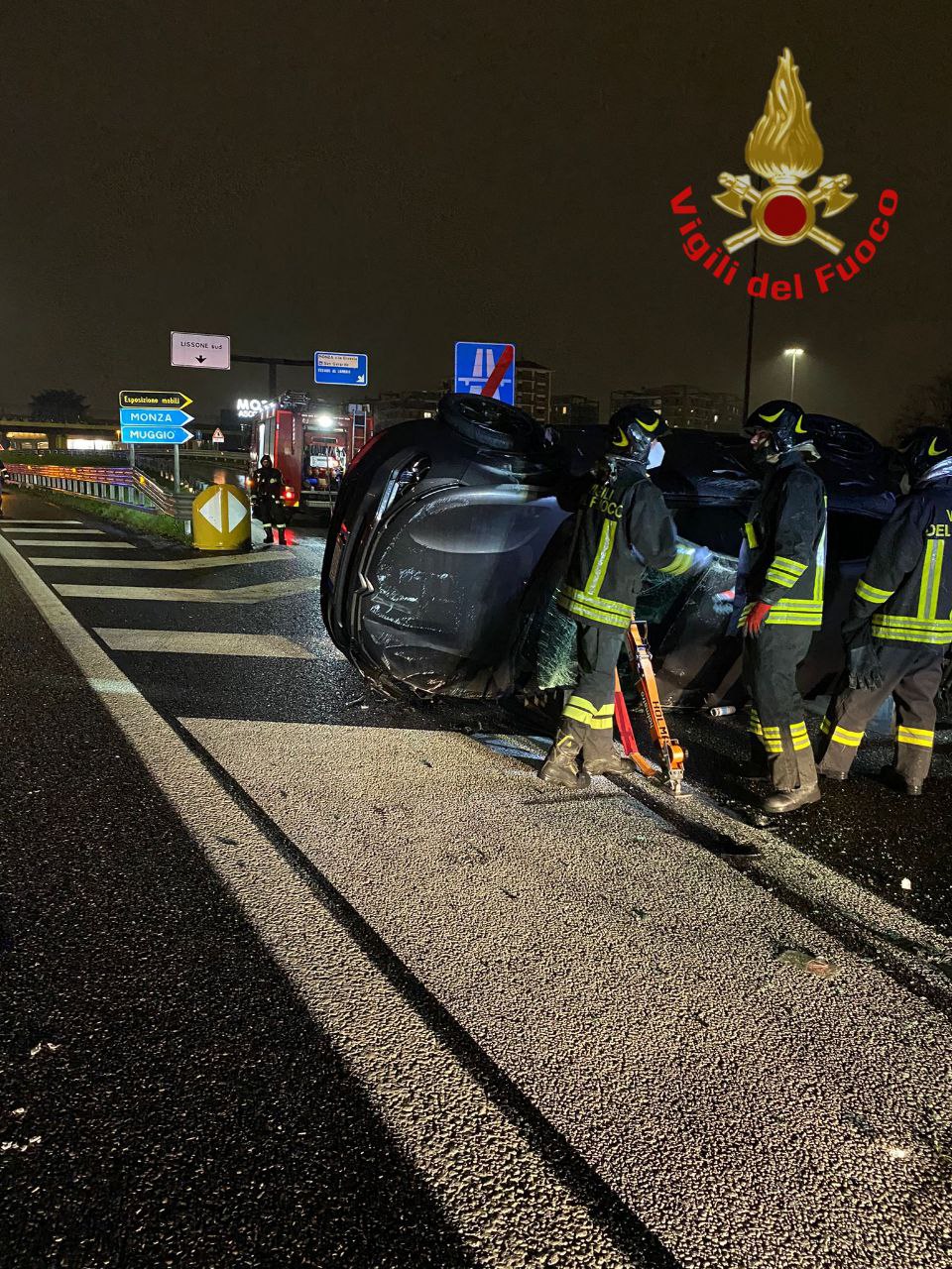 Monza incidente Valassina vigili del fuoco auto si ribalta