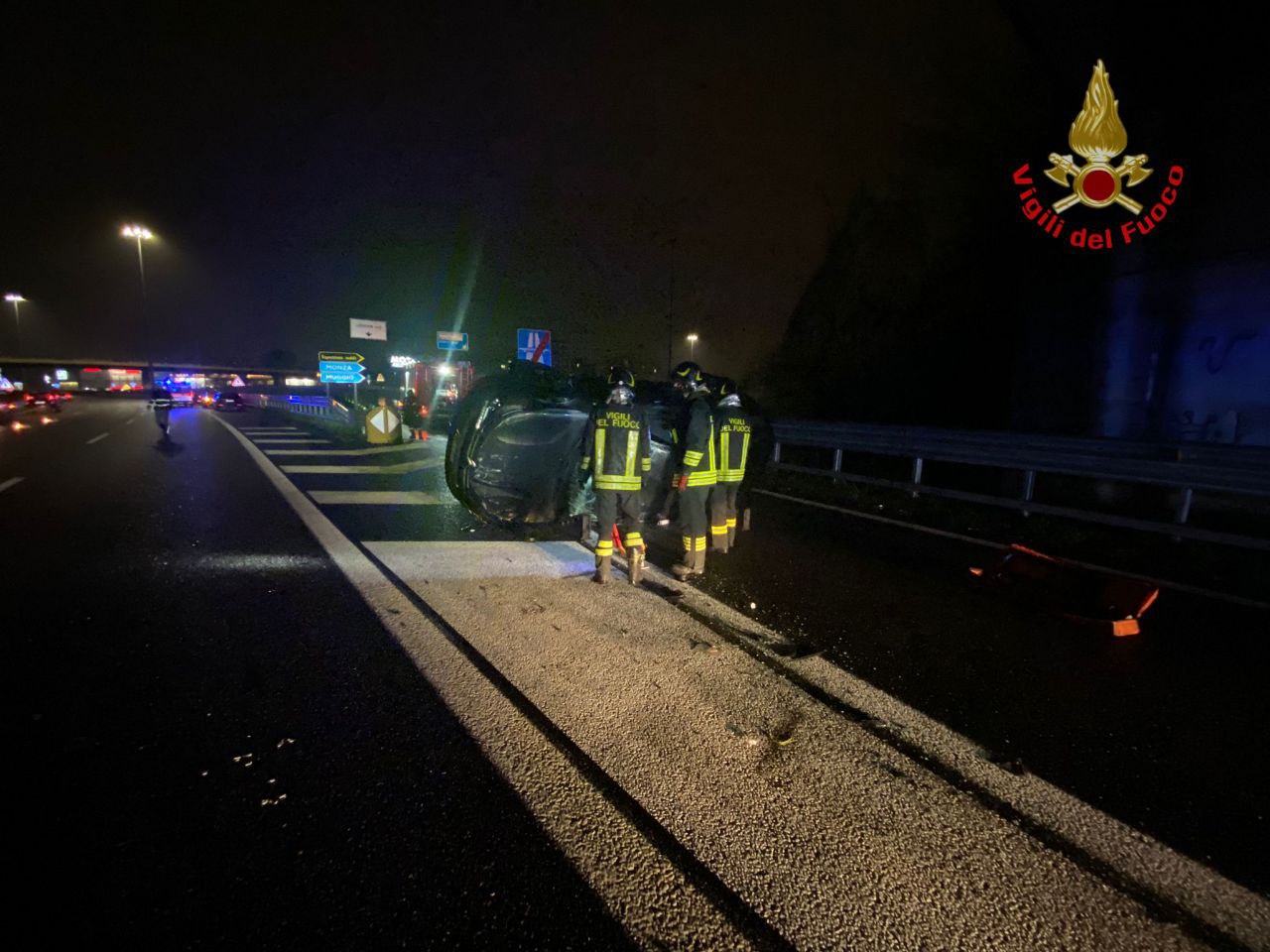 Monza incidente Valassina vigili del fuoco auto si ribalta