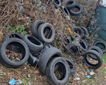 Tre tonnellate di pneumatici abbandonati a Cesano Maderno