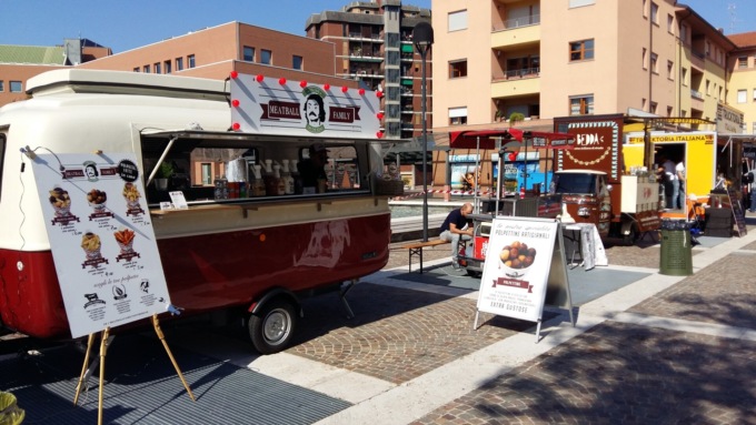 Cibo di strada da tutto il mondo in piazza Don Giussani di Desio