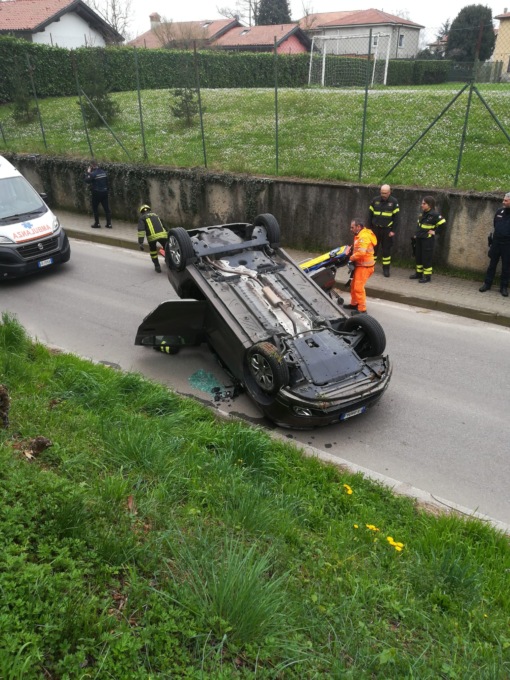 Urta il marciapiede e si ribalta con l’auto