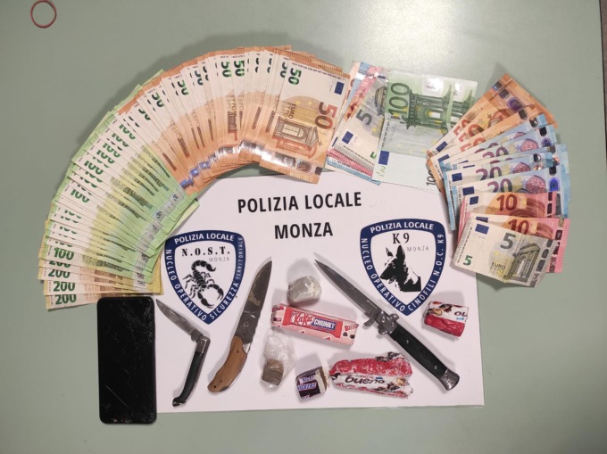 Sorpreso a spacciare ai giardinetti: a casa aveva 7mila euro e un coltello a serramanico