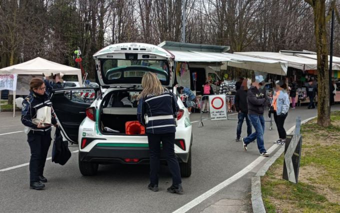 Donna si sente male e si accascia al mercato: soccorsa dalla Polizia Locale