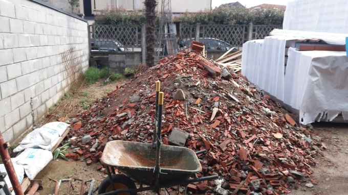 Ristrutturano la palazzina senza permessi e smaltiscono i materiali abusivamente