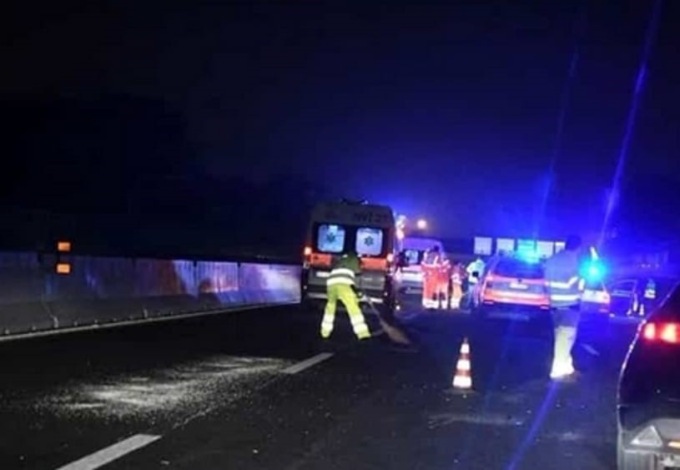 Incidente in A4, scende dall’auto e muore travolto da un camion: la vittima è di Giussano