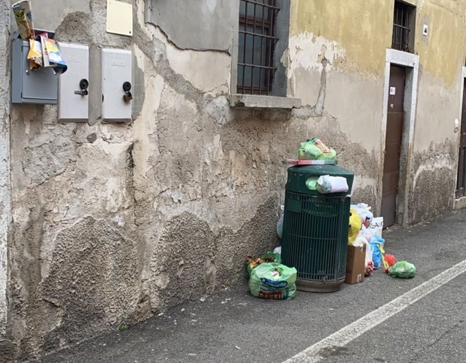 Furbetti del sacco dell’immondizia abbandonato, fioccano le multe