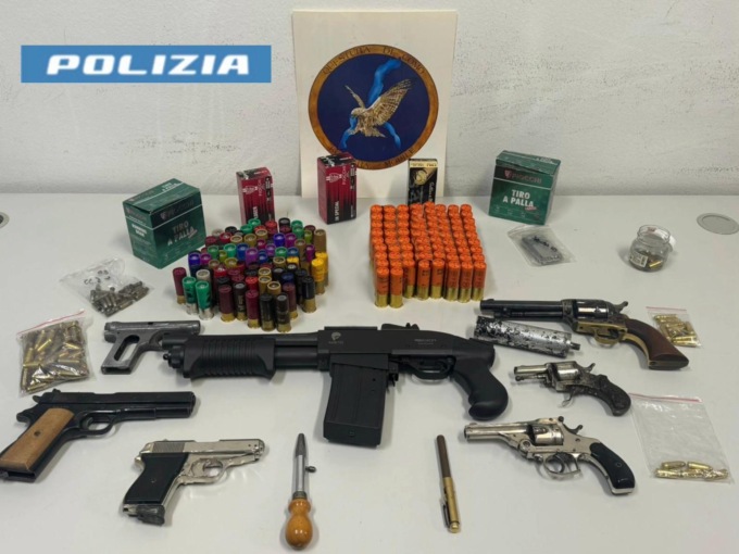 Sul furgone armi e droga e a casa un intero arsenale: arrestato un 40enne