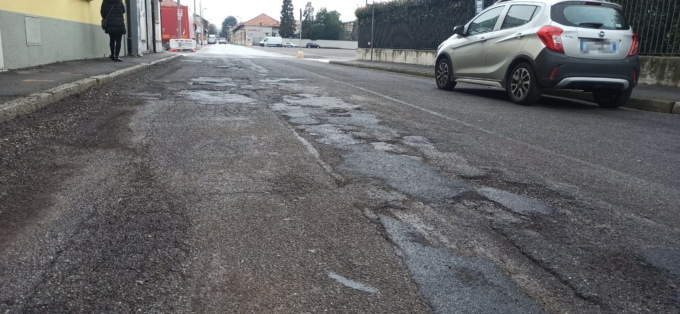 Buche, crateri e voragini: dopo le piogge le strade sono un disastro
