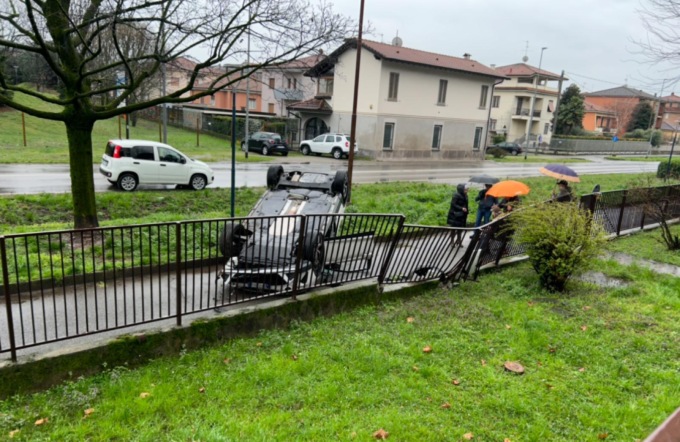 Decolla con l’auto e si ribalta nella ciclabile, pedoni  e conducente miracolati