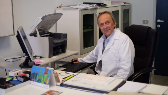 Era in pensione, ma tornò in servizio durante il Covid: premiato con la benemerenza su richiesta dei pazienti